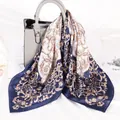 Elegante foulard quadrato da 70 cm in raso blu navy con stampa floreale barocca vintage - 70x70cm / Barocco Retrò Blu Notte
