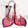 Elegante foulard in raso da 70 cm con stampa paisley vintage in rosso e blu navy - 70x70cm / Stampa Paisley Blu Notte