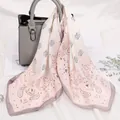 Elegante foulard quadrato in raso rosa e grigio con stampa paisley e finitura lucida - 70x70cm / Stampa Paisley Rosa e Grigio