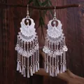 Eleganti orecchini pavone argento stile Miao con lunghe nappe per la moda etnica - Nappa a Campanello con Intaglio di Pavone (E4580-1) / Argento