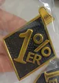 Pendaglio in acciaio inossidabile con simbolo 1%ER, finitura dorata e fondo nero - Pendente Oro Bicolore (Senza Catena) (D0604-3)