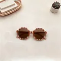 Dettaglio degli occhiali da sole ottagonali per bambini con montura a righe arancio. - Stile Montatura Ottagonale (Bambini) / Strisce Rosa Nude
