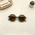 Detailweergave van de groene achthoekige kinderzonnebril met bruine glazen - Achthoekig Frame Stijl (Kinderen) / Vintage Groen