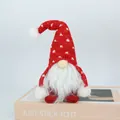 Gnomo di Natale lavorato a maglia rosso fatto a mano su un libro per decorazioni festose - Barba Bianca Maglia Rudolph Rosso
