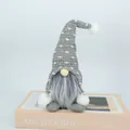 Vista dettagliata della trama di uno gnomo di Natale nordico con cappello grigio. - Maglia Da Barba Grigia Rudolph Grey
