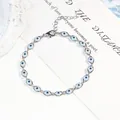 Détail en gros plan d'un élégant bracelet à breloques mauvais œil en argent et bleu - Bracelet Argent Blanc Uniquement