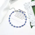 Gros plan détaillé d'un bracelet œil porte-bonheur bleu sur fond de carte blanche - Bracelet Argent Bleu Uniquement