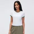 T-shirt sportiva corta da donna in bianco con bordi verde oliva per yoga e fitness - 4 / Bianco e Verde