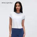 T-shirt sportiva a maniche corte da donna in bianco con bordo azzurro per yoga - 4 / Bianco/Azzurro