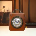 Detailansicht der kreativen Vintage-Handtasche mit einem funktionalen Uhrendesign - Braun