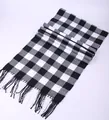Dettaglio di una classica sciarpa a scacchi bianchi e neri con morbide frange - Piccolo Plaid Britannico