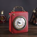 Quadratische rote Vintage-Handtasche mit funktionaler Uhr und elegantem Bronzegriff - Rot