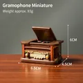 Nostalgisch vintage hars grammofoon ornament in bruin met gouden details - Platenspeler