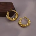 Detailansicht der goldfarbenen Mobius-Ohrringe mit strukturierter Schichtoptik - Geschichtete Linien Gedrehte Ohr-Schnalle (E-072-Gold)