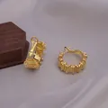 Nahaufnahme der goldenen Mobius-Ohrringe mit einer einzigartigen geometrischen Textur - Geometrische Industrielle Block-Ohr-Schnalle (E-073-Gold)