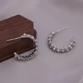 Detailansicht der silbernen Möbius-Creolen mit aufwendigem Mikro-Pave-Hohlraum-Design - Mikro-Pave-Strass Möbius-Ohr-Schnalle (E-074-Platin)
