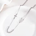 Gedetailleerde close-up van een roestvrijstalen 3mm rozenkrans ketting met kruisbedel - Staalkleur Maagd Maria