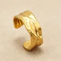 Gedetailleerd zicht op een onregelmatige geplooide verstelbare ring van goud - Goud / Eén maat