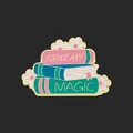 Emaille speld met gestapelde boeken en kleurrijke bloemen, 'Books are Magic' - CZ0397-1