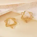 Détail de boucles d'oreilles créoles en forme d'étoile avec texture de corde torsadée - Style Hexagramme Corde Torsadée (PJER418) / 30mm / Or