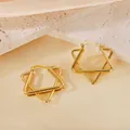 Gros plan sur des créoles étoiles entrelacées en acier titane doré pour femme - Style Hexagramme 3D (PJER420) / 30mm / Or