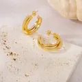Vue détaillée de boucles d'oreilles créoles dorées en acier titane sur pierre - Style Semicercle Double Couche (PJER456) / 28mm / Or