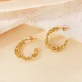 Détail d'élégantes boucles d'oreilles créoles torsadées en acier inoxydable doré. - Style Tissé Multibrins (PJE458) / 25mm / Or