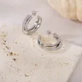 Boucles d'oreilles créoles doubles géométriques en titane argenté sur un socle - Style Géométrique à Double Cercle (PJER455) / 28mm / Acier