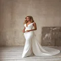 Robe de mariée élégante blanche sans manches avec col en V et une longue traîne - S / Blanc