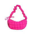 Leuchtend rosa gesteppte Schultertasche mit gerafftem Riemen und weicher Halbmondform - Rosarot