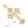 Détail du pendentif croix dorée avec zircons, dimensions 40x23mm et poids de 4g - Pendentif Croix Décor Fin en Cœur (#20)