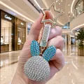Primo piano di un portachiavi di lusso con testa di coniglio e strass scintillanti - Testa di Coniglio Orecchie Blu