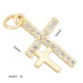 Primer plano de un colgante de cruz de cobre chapado en oro con circonitas engastadas. - Colgante Cruz Circonia Doble Capa (#3)