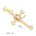 Vue détaillée d'un pendentif croix en cuivre doré avec des pierres de zircone incrustées - Pendentif Croix Zirconia à Cinq Points (#10)