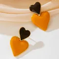 Pendientes de botón con forma de corazón en esmalte negro y amarillo para un estilo chic. - Corazón Bicolor Goteo Aceite (E5932) / Negro Naranja (Contraste)