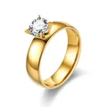 Detailopname van een vergulde roestvrijstalen ring met een sprankelende zirkonia in vier pootjes - Maat 6 / 6MM Dames Stijl Met Zirconia (TS042)