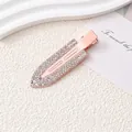Gros plan de la pince à cheveux fuselée sertie de strass or rose sur fond texturé - Style Entièrement en Zirconia / Or rose