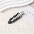 Vue détaillée d'une barrette en alliage argenté avec des strass noirs brillants - Style Entièrement en Zirconia / Métal canon