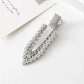 Vue détaillée d'une barrette argentée avec perles blanches et strass brillants - Style Perle et Strass / Argent