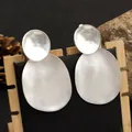 Détail de boucles d'oreilles géométriques minimalistes en argent mat sur support - TLE97 Argent / Argenté