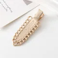 Primer plano de la pinza para el cabello dorada con un elegante diseño de cadena - Estilo de cadena / Dorado