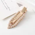 Détail de la pince à cheveux fleur dorée avec perles et strass brillants - Style Perle et Strass / Or