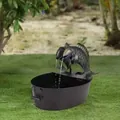 Gartenbrunnen mit Bronzefischen und schwarzem Becken auf Rasen - Doppelfisch-Wasserfluss