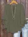 Vue détaillée d'un chemisier vert olive pour femme avec col en V et manches à volants. - 2XL / Vert Militaire