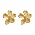 Detail van vintage gouden bloem oorknopjes met matte getextureerde bloembladen - Goud