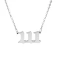 Detailopname van een zilverkleurige engel nummer 111 hanger aan een metalen ketting - Staal kleur (111)