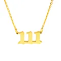 Detailopname van de gouden 111 engelennummer hanger aan een roestvrijstalen ketting - Goud (111)