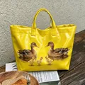 Stijlvolle gele waterdichte PVC draagtas met schattige eendenfamilie print - 44X31CM / Zwemmende Eendjes Print Stijl (款式4)
