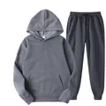 Gedetailleerd overzicht van een grijze tweedelige heren hoodie en joggingbroek set. - Grijs / S
