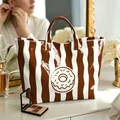 Stijlvolle bruin-wit gestreepte waterdichte PVC-tote-tas met donutprint voor dagelijks gebruik - 44X31CM / Bruine Strepen met Donut Print Stijl (款式19)